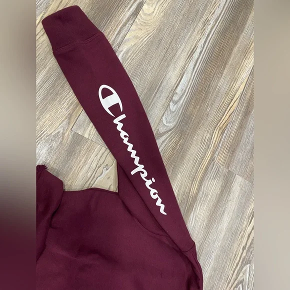 Champion women’s maroon cropped hoodie. - Picture 3 of 3